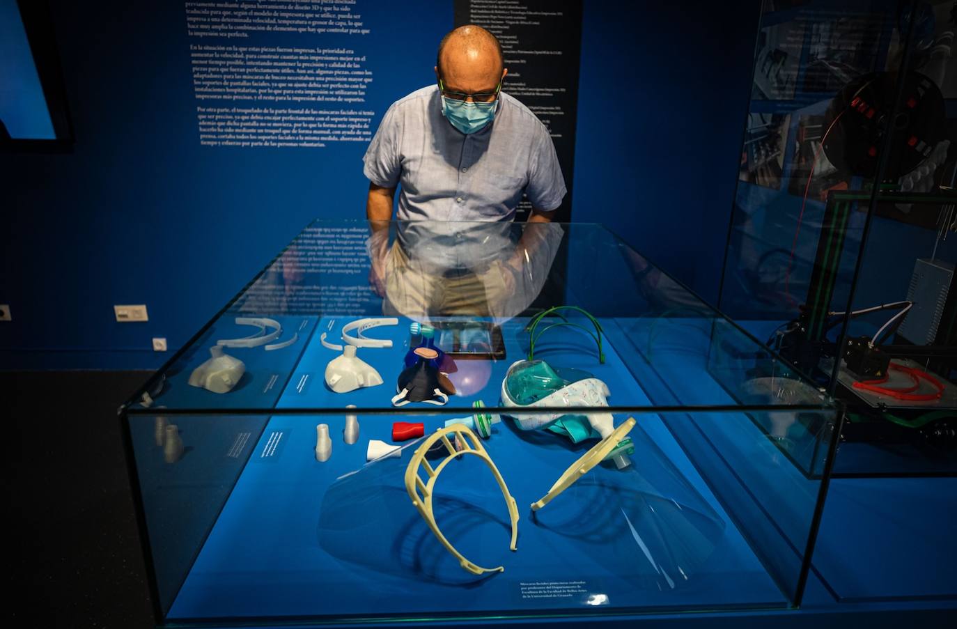 Fotos: La Universidad reconoce la labor de los sanitarios durante la pandemia con una exposición