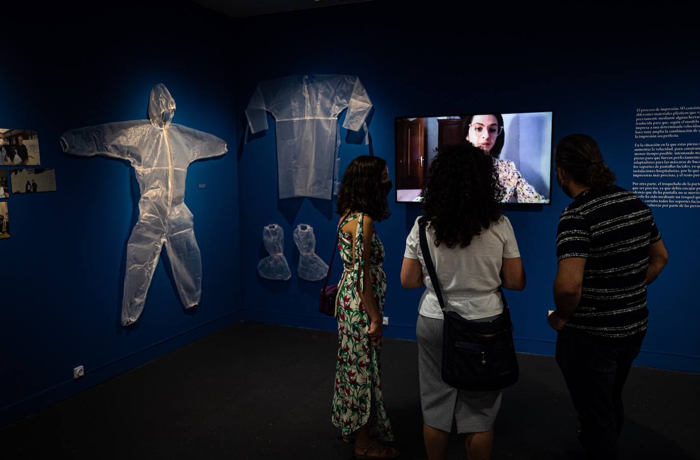 Fotos: La Universidad reconoce la labor de los sanitarios durante la pandemia con una exposición