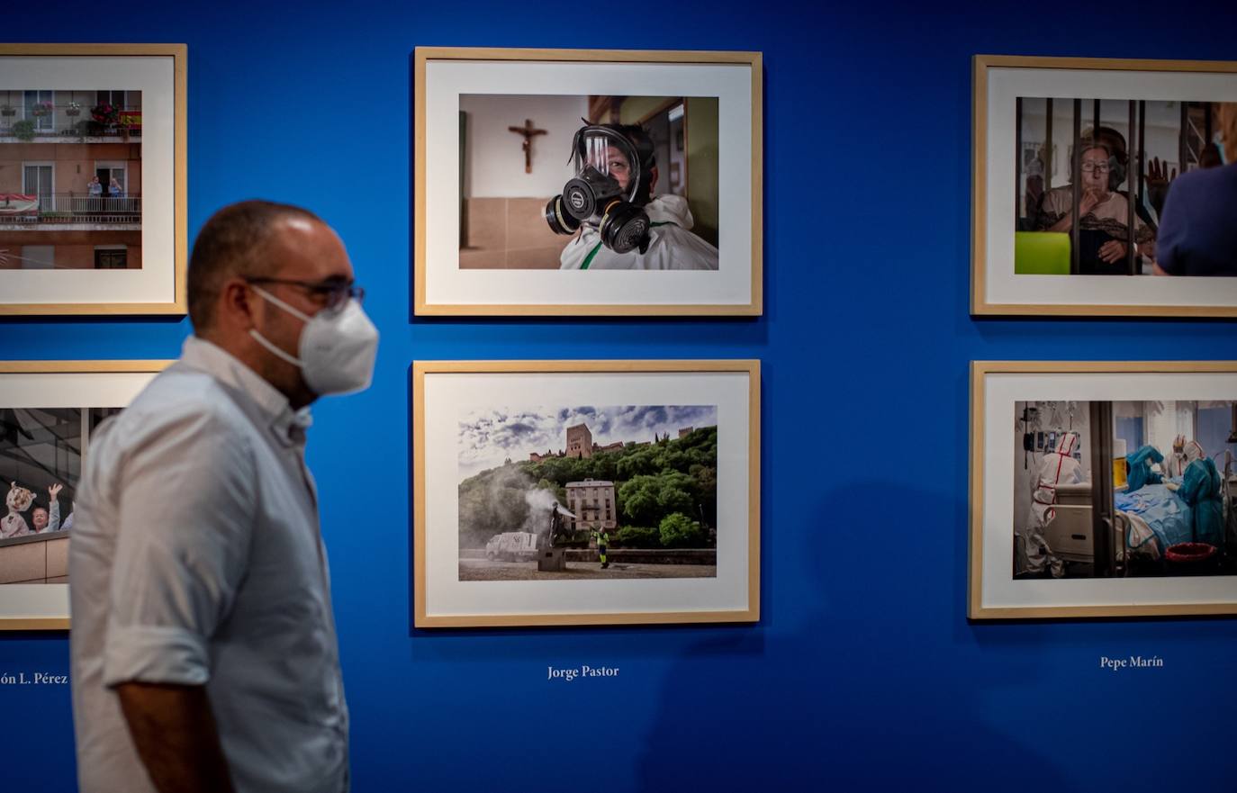 Fotos: La Universidad reconoce la labor de los sanitarios durante la pandemia con una exposición