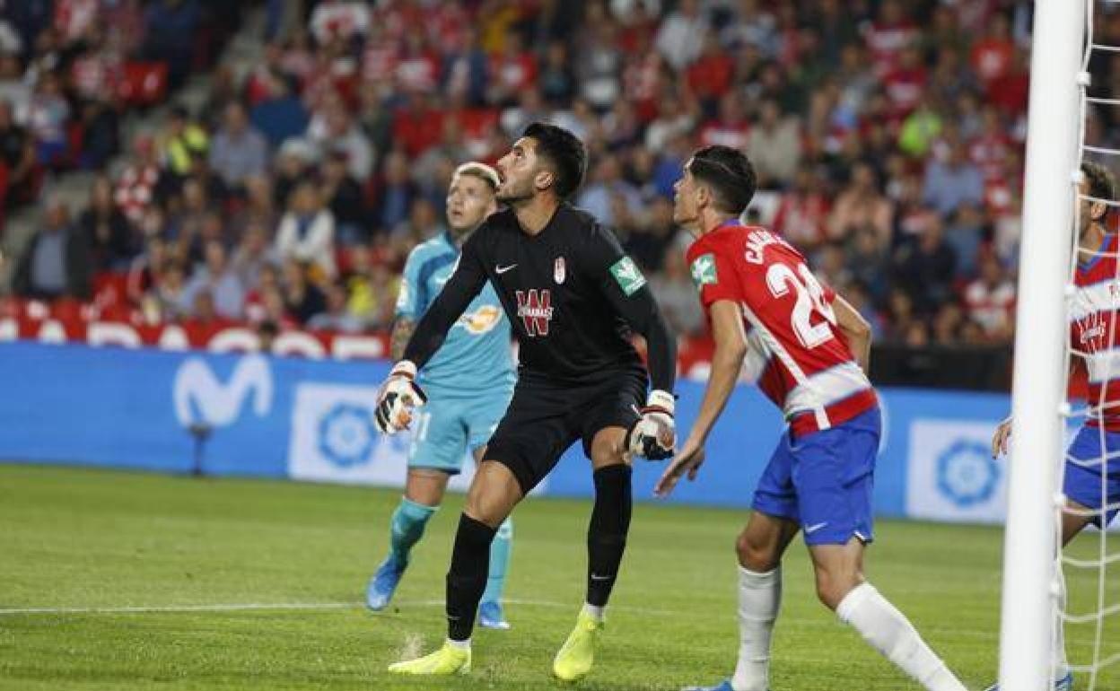 Rui Silva y Carlos Fernández, en una acción del partido de la primera vuelta contra Osasuna. 