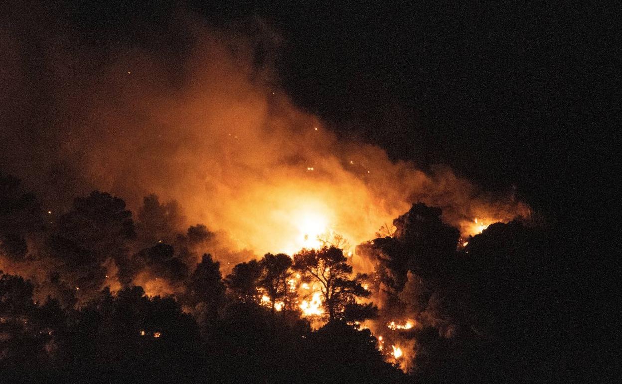 La Junta valora el despliegue de medios en Quesada para contener el avance de las llamas hacia Huesa
