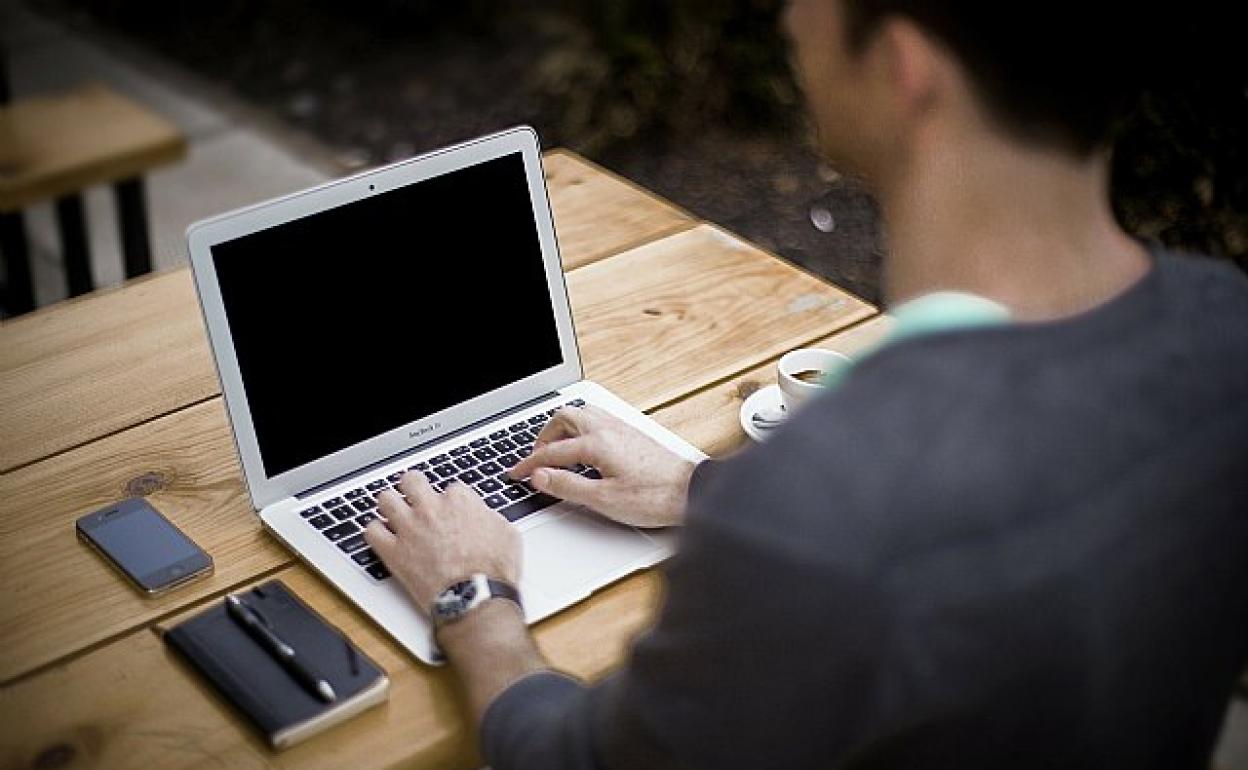 La Junta aprobará incentivos de hasta 6.600 euros para contratos indefinidos que incluyan parte de la jornada en teletrabajo