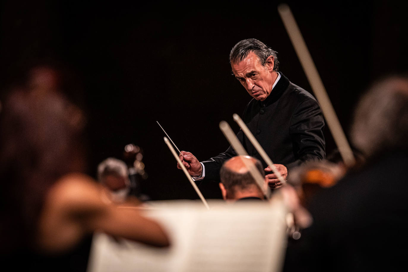 El director Miguel Ángel Gómez Martínez, batuta en mano, 'busca' el sonido de las cuerdas.