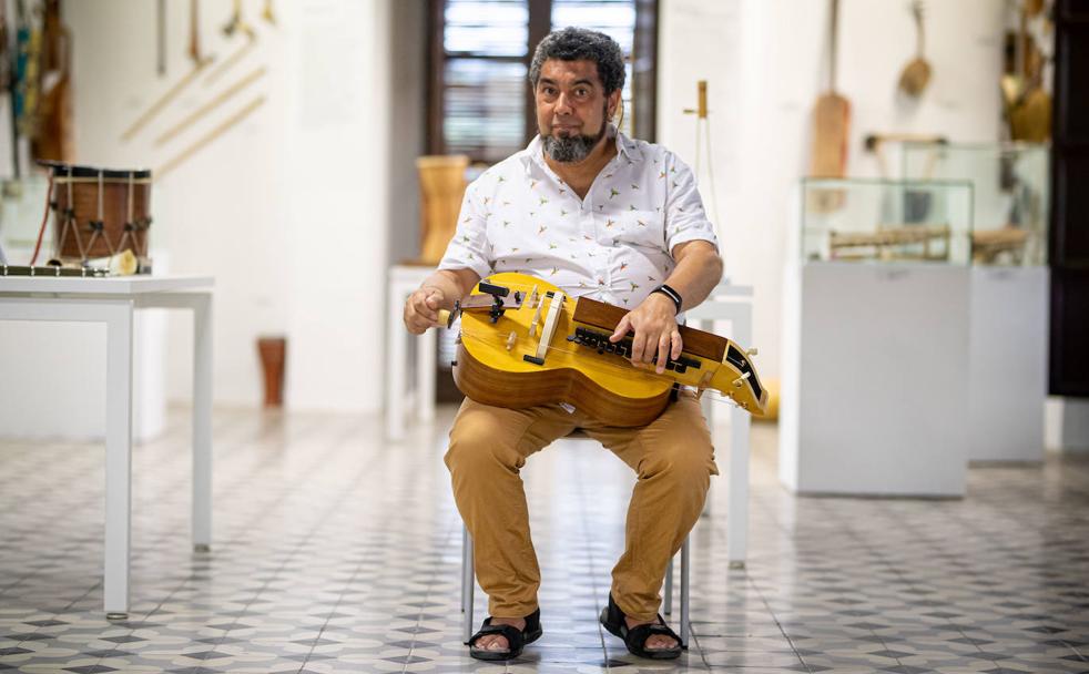 Manuel Mateo, con su querida zanfoña, nos enseña cómo suenan sus instrumentos en mitad de la exposición del Palacio del Almirante. 