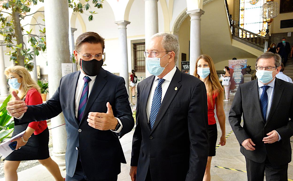 El consejero de Economía, Rogelio Velasco, y el alcalde de la capital nazarí, Luis Salvador. 