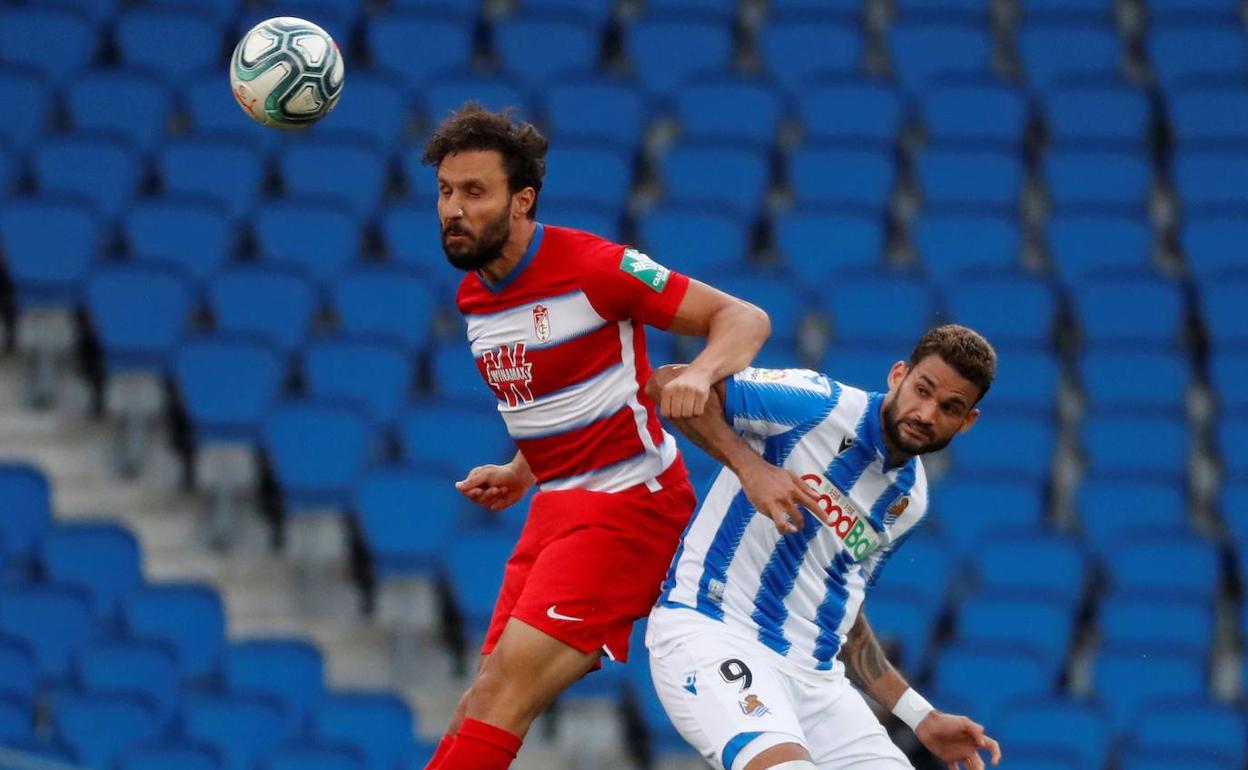 Germán Sánchez despeja un balón en la segunda mitad ante Willian José, que no lo ve venir. 