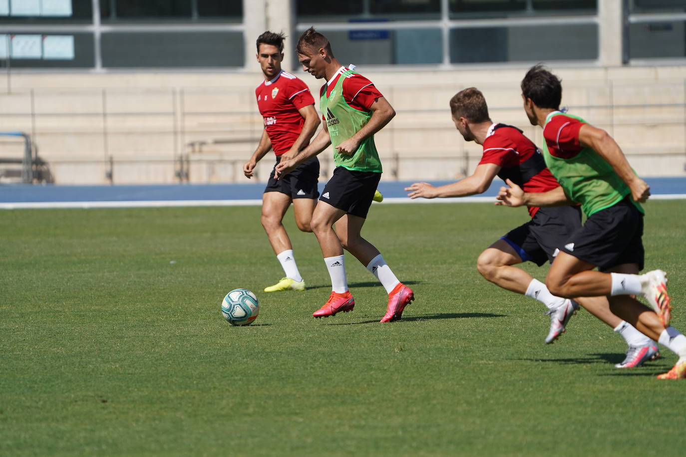 Rubén Enri, que conduce el balón, es novedad en la convocatoria. 