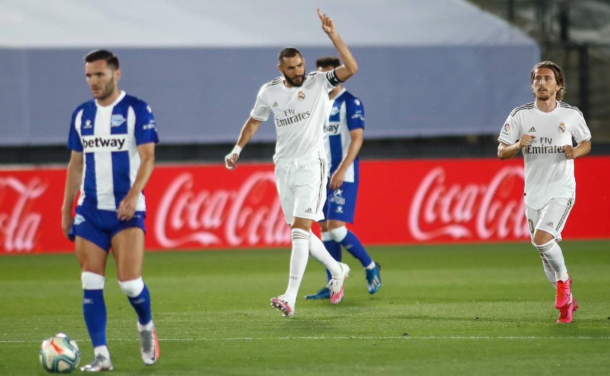 Benzema celebra su gol ante el Alavés. 