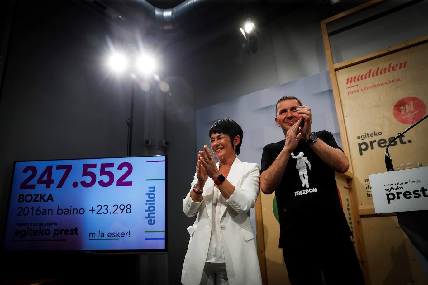 La candidata a lehendakari por EH Bildu, Maddalen Iriarte, y el coordinador general, Arnaldo Otegi, celebran este domingo su noche electoral en su sede de San Sebastián tras los comicios vascos 