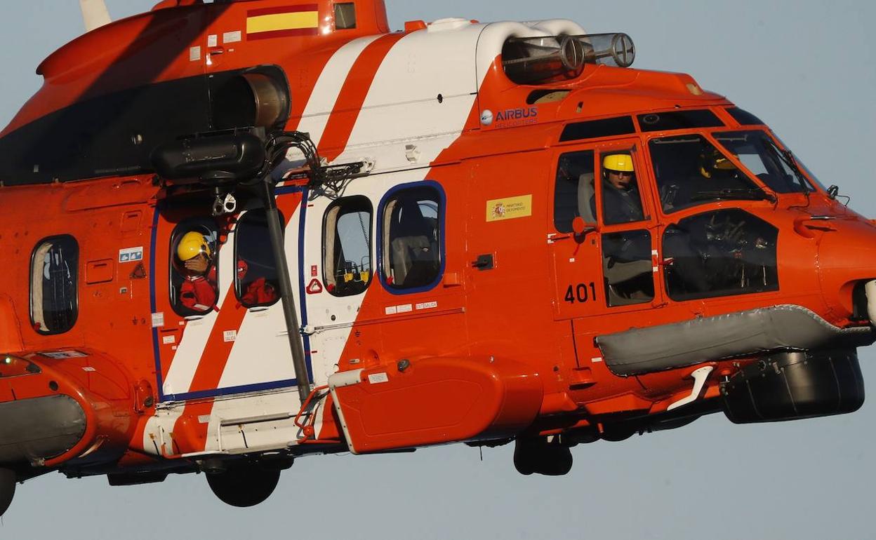 Salvamento Marítimo rescató al único ocupante de una embarcación hundida entre Carboneras y Cabo de Gata. 