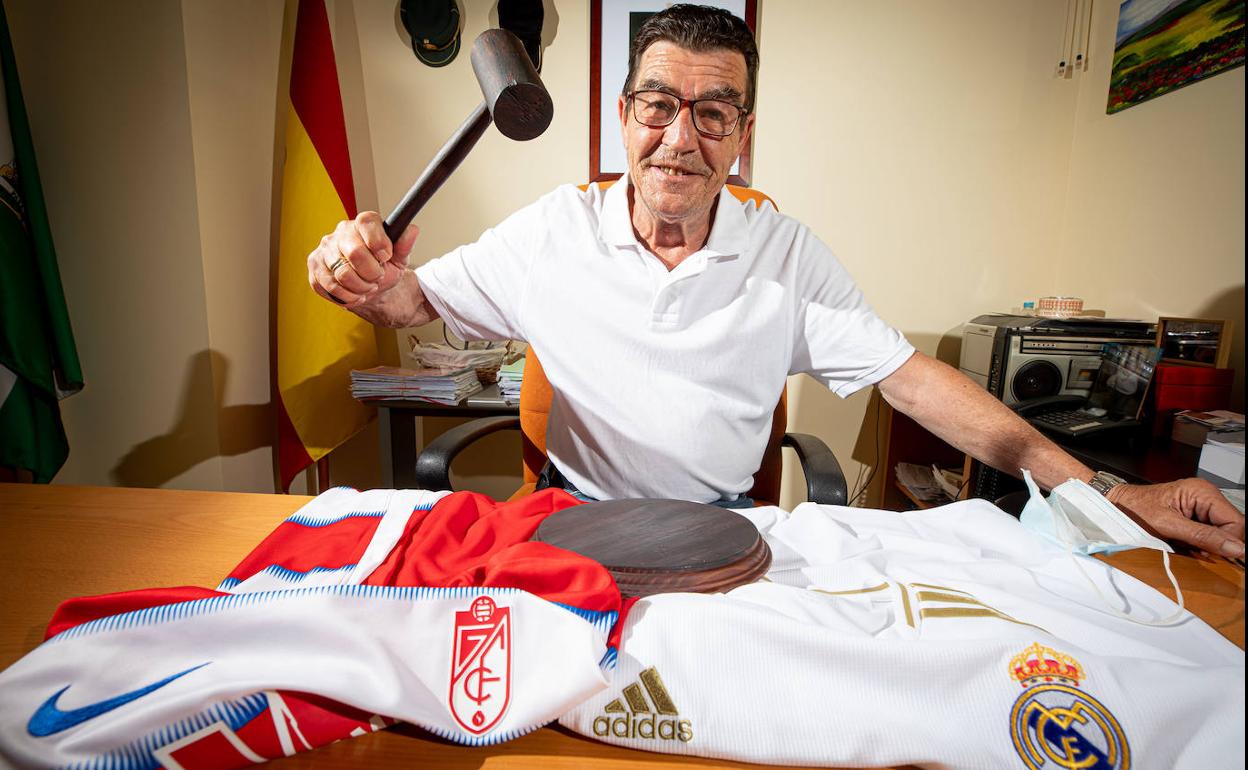 El juez Emilio Calatayud dicta sentencia con el mazo entre las camisetas del Granada y el Real Madrid, cedidas por cortesía del Corte Inglés. 