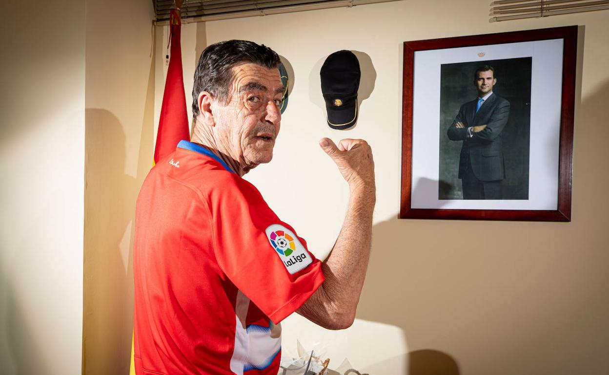 Calatayud, con la camiseta rojiblanca. 