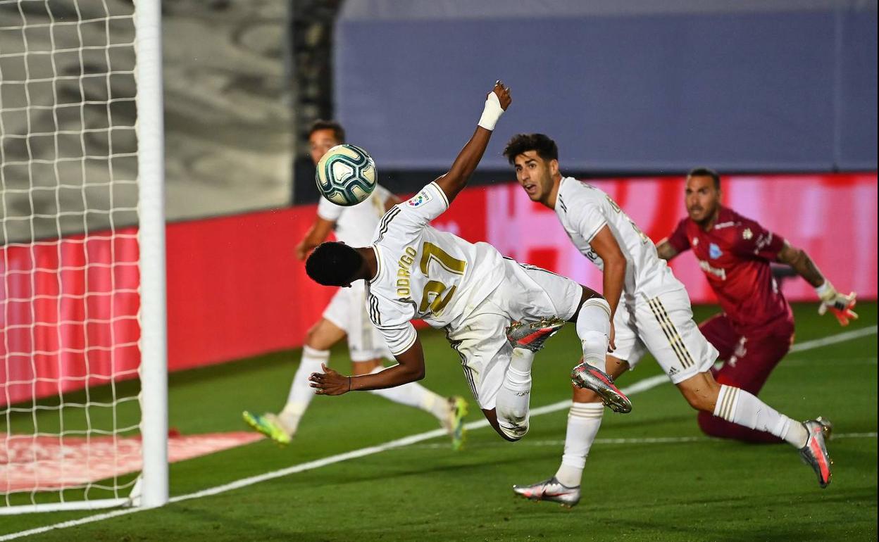 Rodrygo intenta un remate acrobático ante la mirada de su compañero Marco Asensio. 
