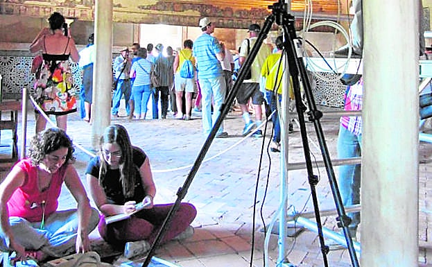 Equipo de la UJA trabajando en la Alhambra.