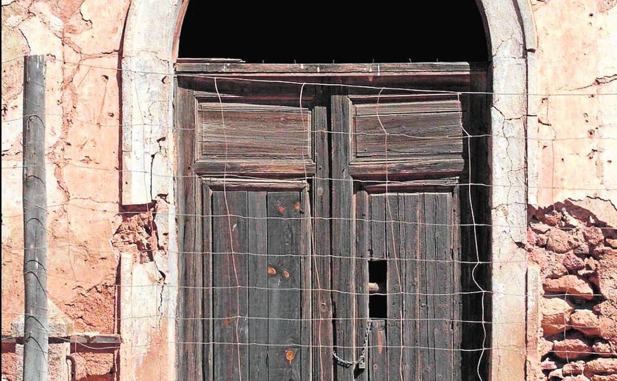 Arriba vista general del Cortijo del Fraile. Sobre esta línea, acceso de entrada al cortijo.