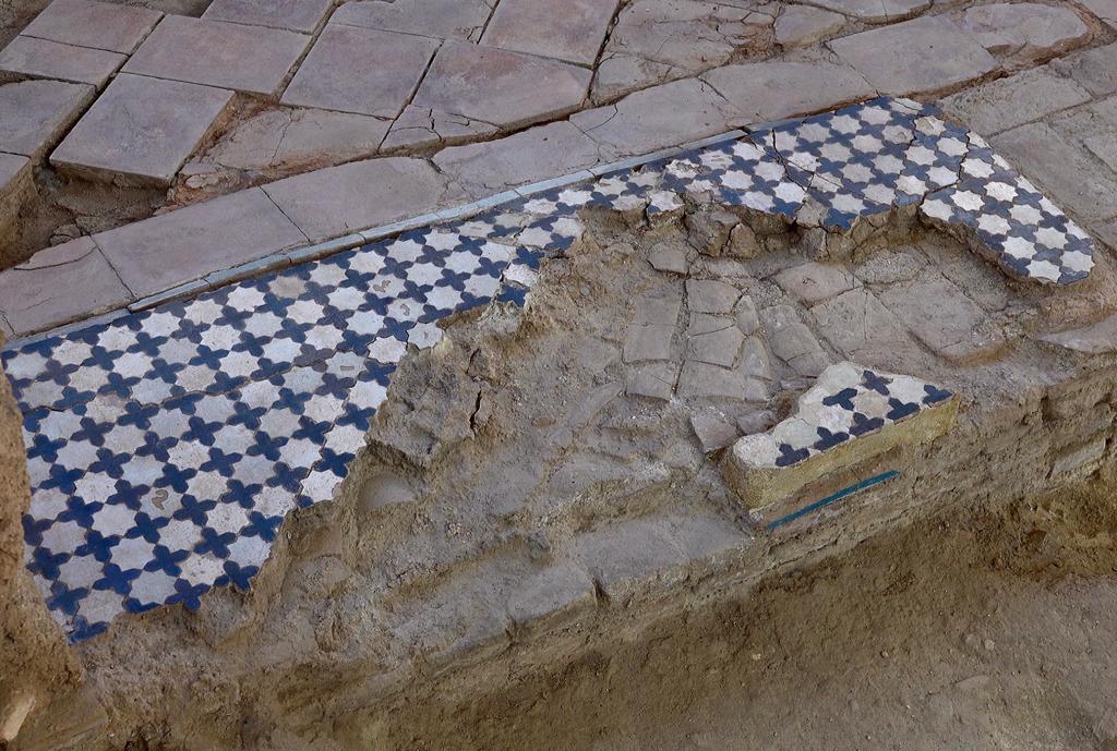 Los restos del palacio del rey nazarí Mohamed II, una microciudad palatina datada en el siglo XII, podrán ser visitados por el público a partir de ahora al haber finalizado las obras de construcción del pabellón que acoge estos yacimientos en el Cuarto Real de Santo Domingo de la capital granadina