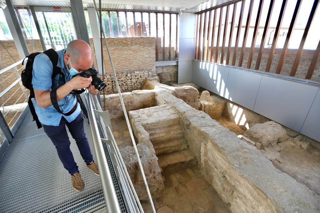 Los restos del palacio del rey nazarí Mohamed II, una microciudad palatina datada en el siglo XII, podrán ser visitados por el público a partir de ahora al haber finalizado las obras de construcción del pabellón que acoge estos yacimientos en el Cuarto Real de Santo Domingo de la capital granadina