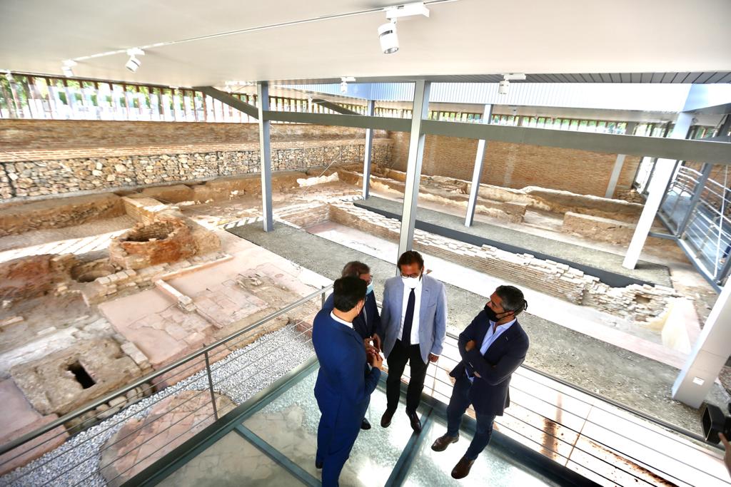 Los restos del palacio del rey nazarí Mohamed II, una microciudad palatina datada en el siglo XII, podrán ser visitados por el público a partir de ahora al haber finalizado las obras de construcción del pabellón que acoge estos yacimientos en el Cuarto Real de Santo Domingo de la capital granadina