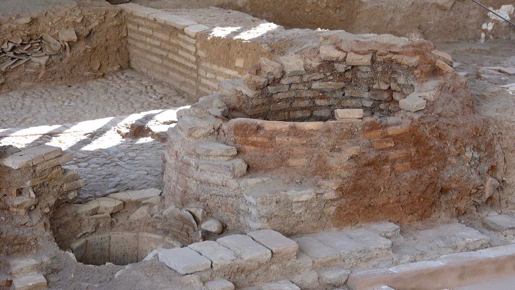 Los restos del palacio del rey nazarí Mohamed II, una microciudad palatina datada en el siglo XII, podrán ser visitados por el público a partir de ahora al haber finalizado las obras de construcción del pabellón que acoge estos yacimientos en el Cuarto Real de Santo Domingo de la capital granadina