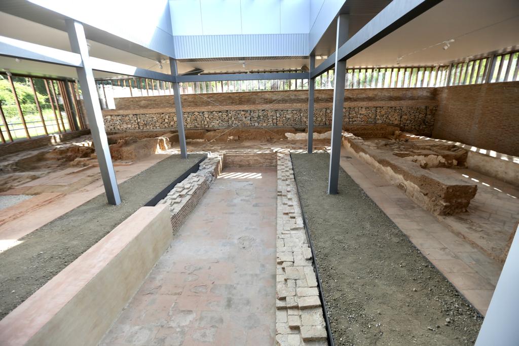 Los restos del palacio del rey nazarí Mohamed II, una microciudad palatina datada en el siglo XII, podrán ser visitados por el público a partir de ahora al haber finalizado las obras de construcción del pabellón que acoge estos yacimientos en el Cuarto Real de Santo Domingo de la capital granadina