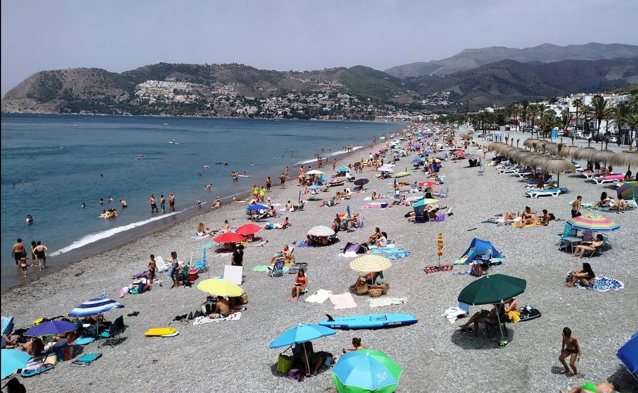 Así era el ambiente en la playa de La Herradura este domingo.