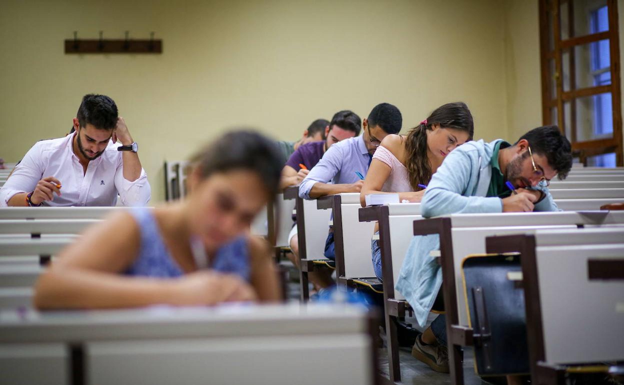 Un examen en la Facultad de Derecho de la UGR, antes de la pandemia.