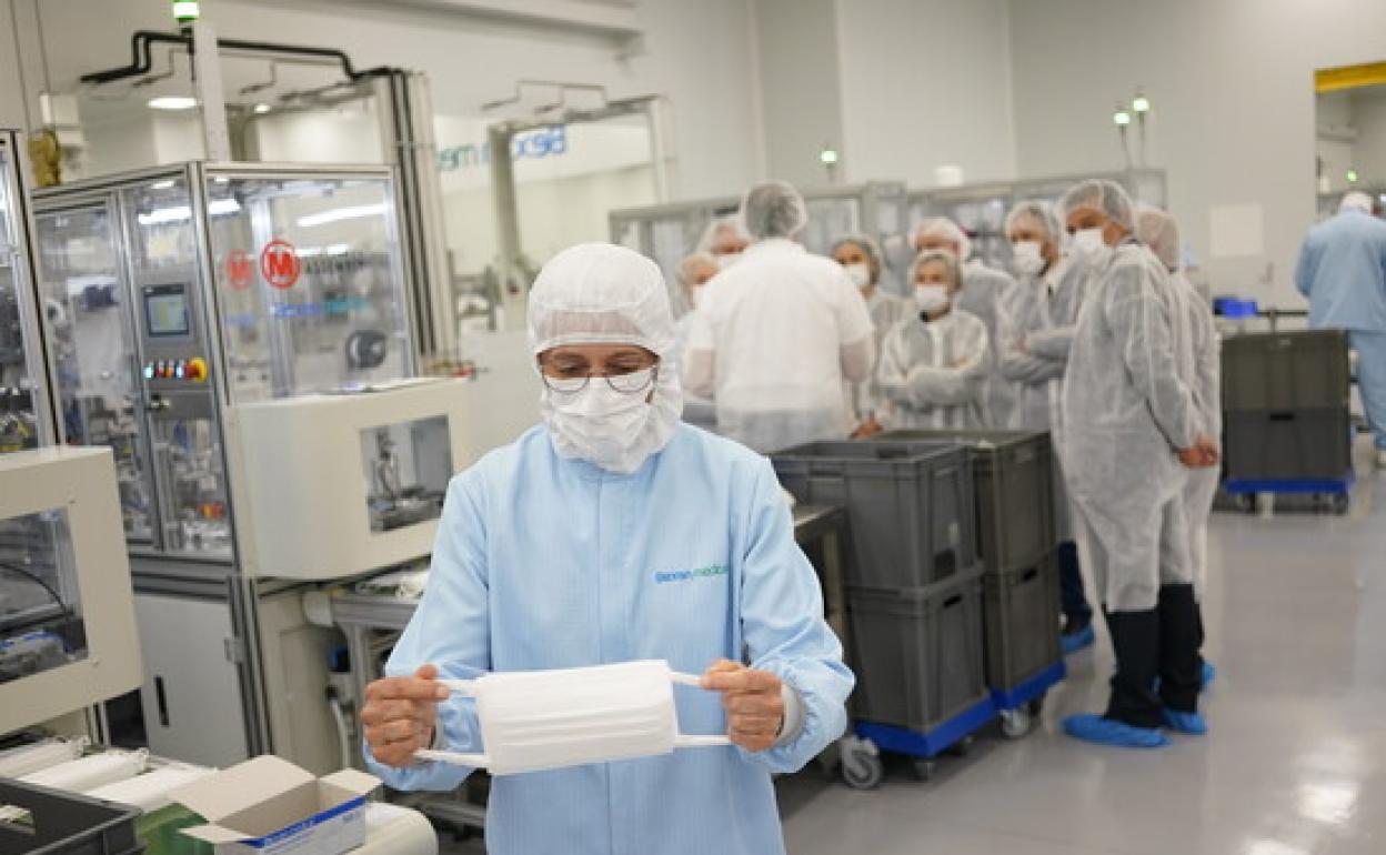 Una cooperativa fabrica mascarillas durante el confinamiento por la pandemia de coronavirus.