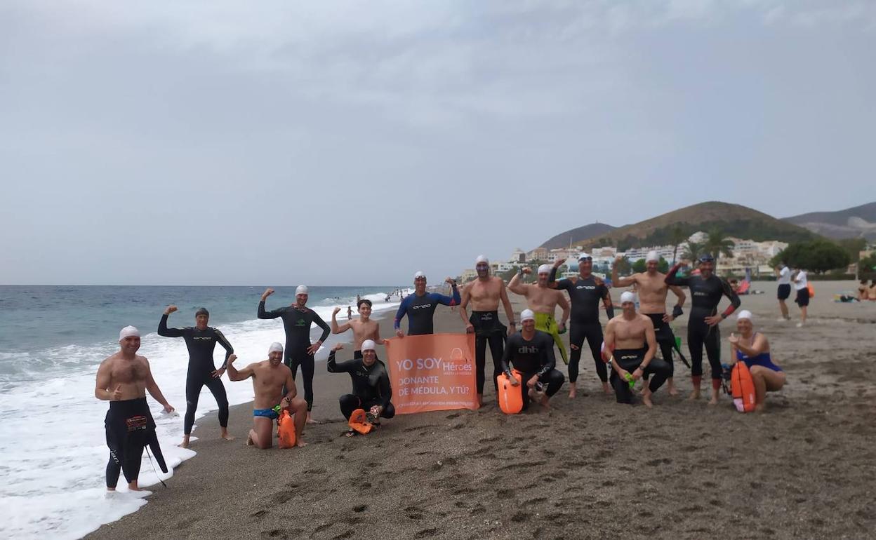 Los nadadores implicados en la causa 'Médula Swimming' posan en la Costa de Granada, liderados por Dionisio Torre y Bart de Rooze