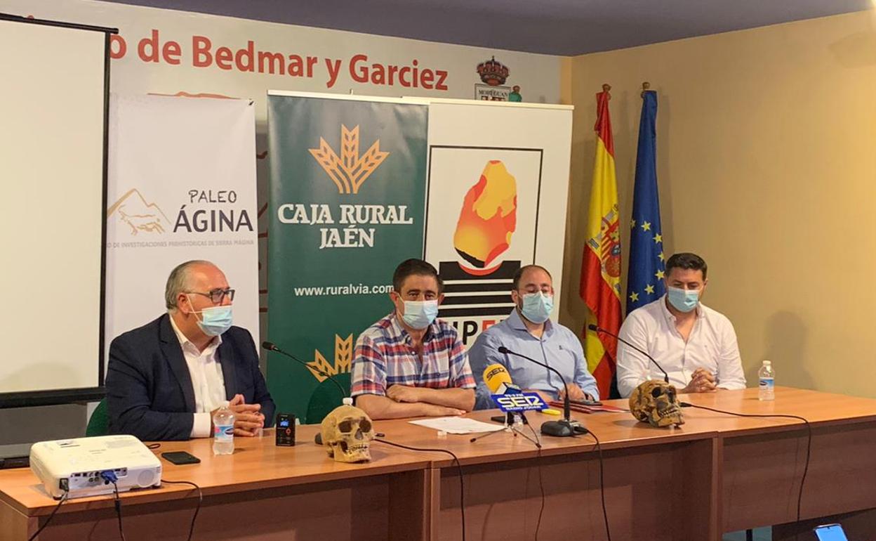 Jesús Estrella, a la izq., y Francisco Reyes, el siguiente, presidieron el acto.