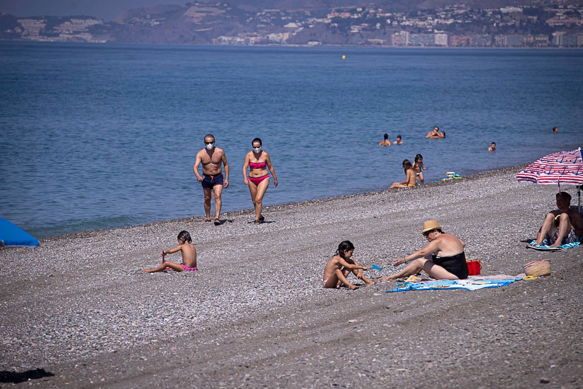 La normativa de la Junta de Andalucía entra en vigor este miércoles 15 de julio, y solamente exime de su uso durante el baño y para permanecer en la toalla