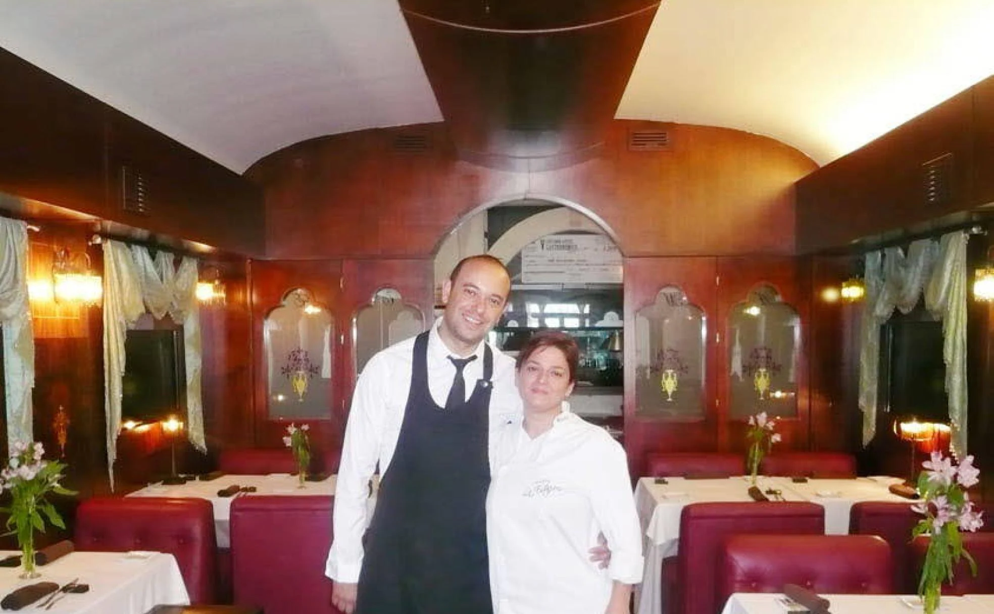 Montse y Ché, el matrimonio que regenta La Cantina de la Estación de Úbeda, en el vagón restaurante.
