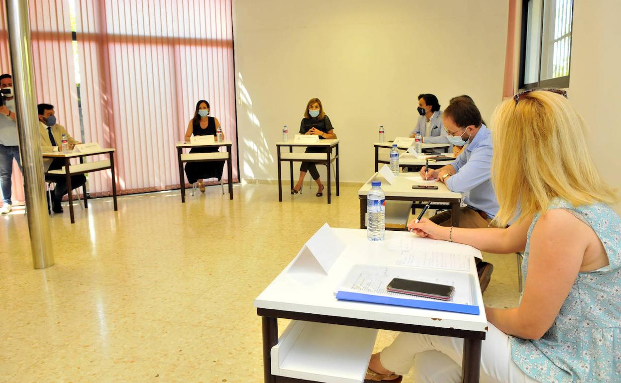 Momento de la reunión de la consejera de Empleo con miembros del comité de empresa. 