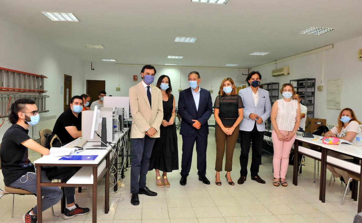 El alcalde de Linares, Raúl Caro, y la consejera de Empleo, Rocío Blanco, en el centro, con más autoridades. 