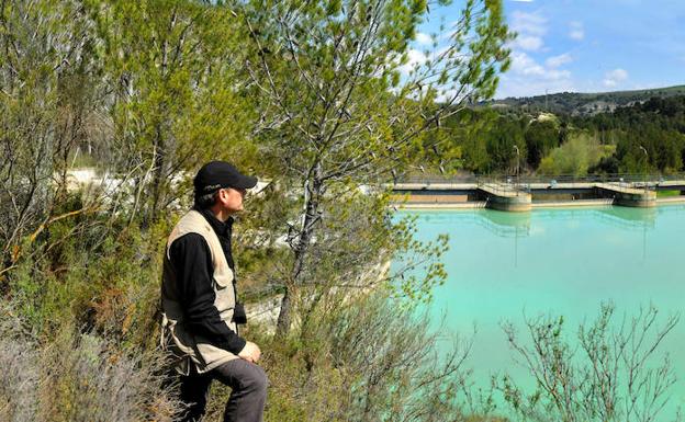 Imagen principal - El río se embalsa en la pantaneta de Cacín, de aguas de color turquesa. La cantera de Carlos V. Puente colgante. 