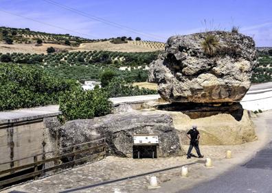 Imagen secundaria 1 - El río se embalsa en la pantaneta de Cacín, de aguas de color turquesa. La cantera de Carlos V. Puente colgante. 