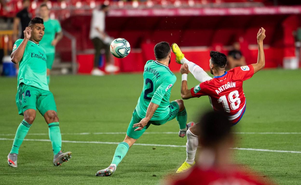 Antoñín remata de volea ante el Real Madrid. 