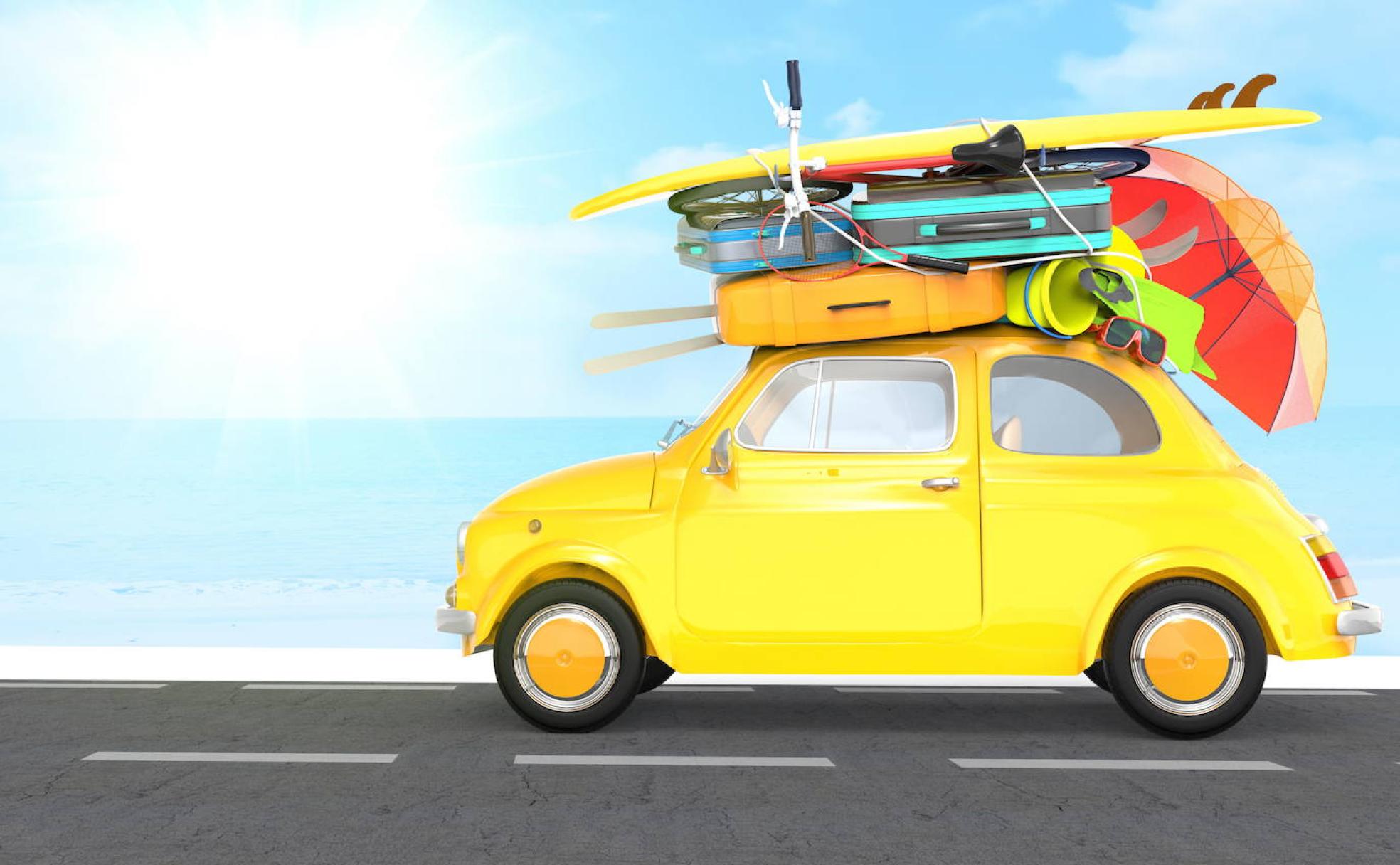 Coche cargado hasta los topes para las vacaciones veraniegas. 