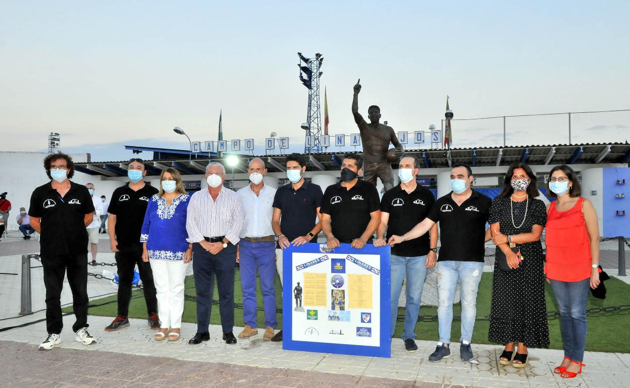 El grupo flamenco Plomo y Plata presentó a la afición su tema dedicado a la afición azulilla. 