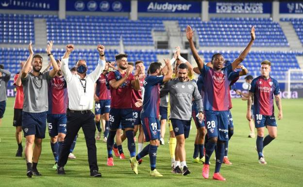 Plantilla y cuerpo técnico del Huesca celebran el ascenso a Primera.