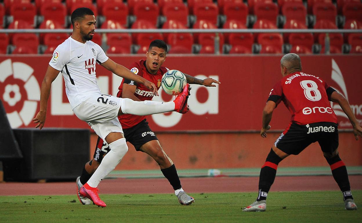 Yangel Herrera controla un balón en la primera parte del partido. 