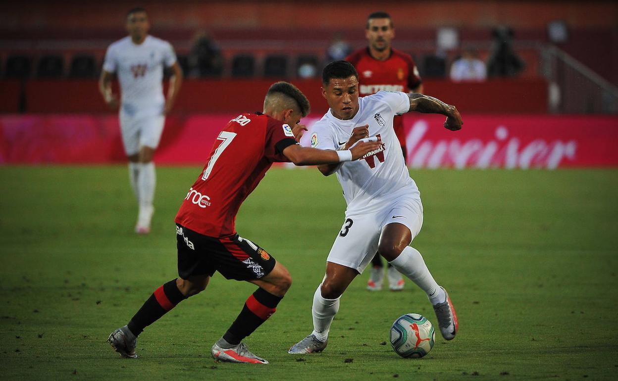 Machís encara a Pozo durante el partido en el Visit Mallorca Estadi. 