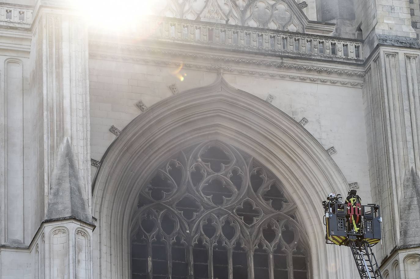 Decenas de bomberos trabajan para tratar de extinguir el fuego en la catedral de San Pedro y San Pablo, construida en el siglo XV