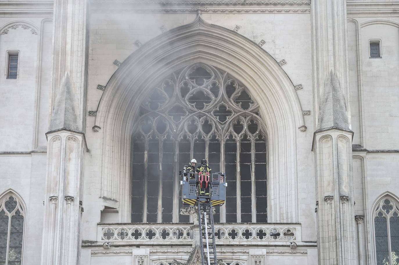 Decenas de bomberos trabajan para tratar de extinguir el fuego en la catedral de San Pedro y San Pablo, construida en el siglo XV