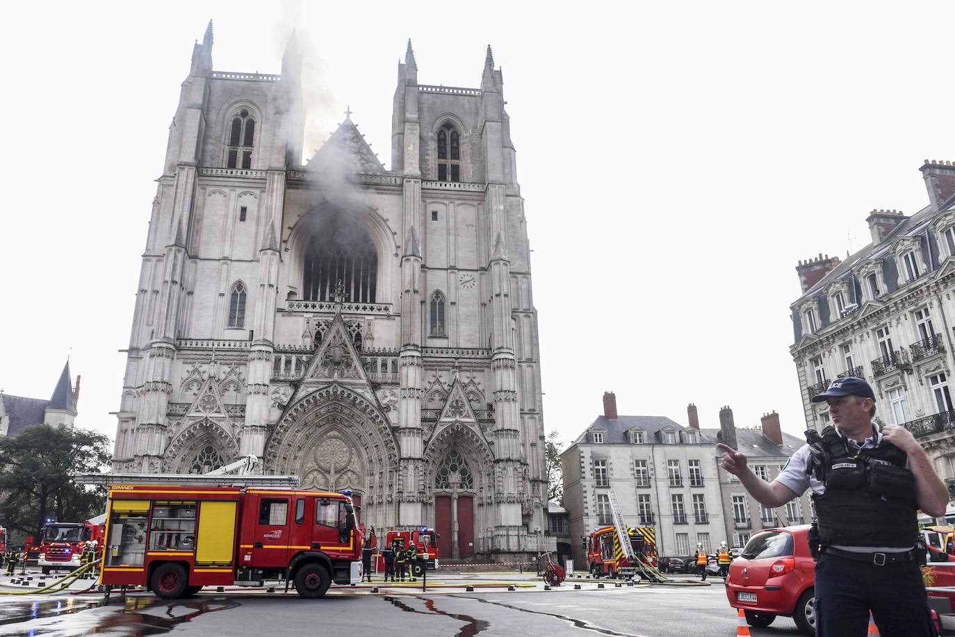 Decenas de bomberos trabajan para tratar de extinguir el fuego en la catedral de San Pedro y San Pablo, construida en el siglo XV