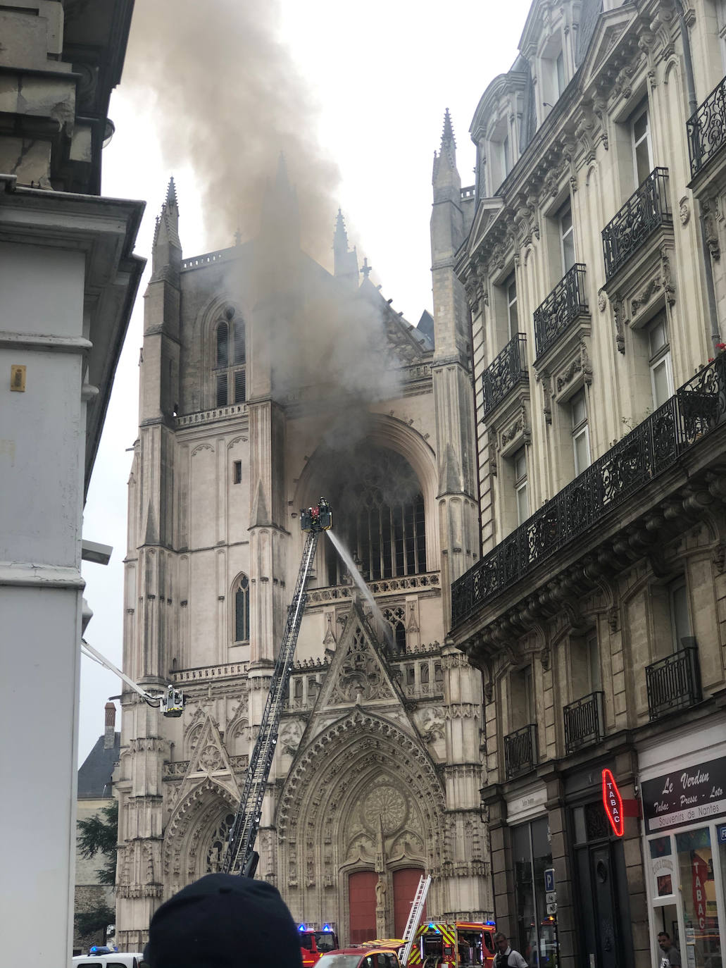 Decenas de bomberos trabajan para tratar de extinguir el fuego en la catedral de San Pedro y San Pablo, construida en el siglo XV