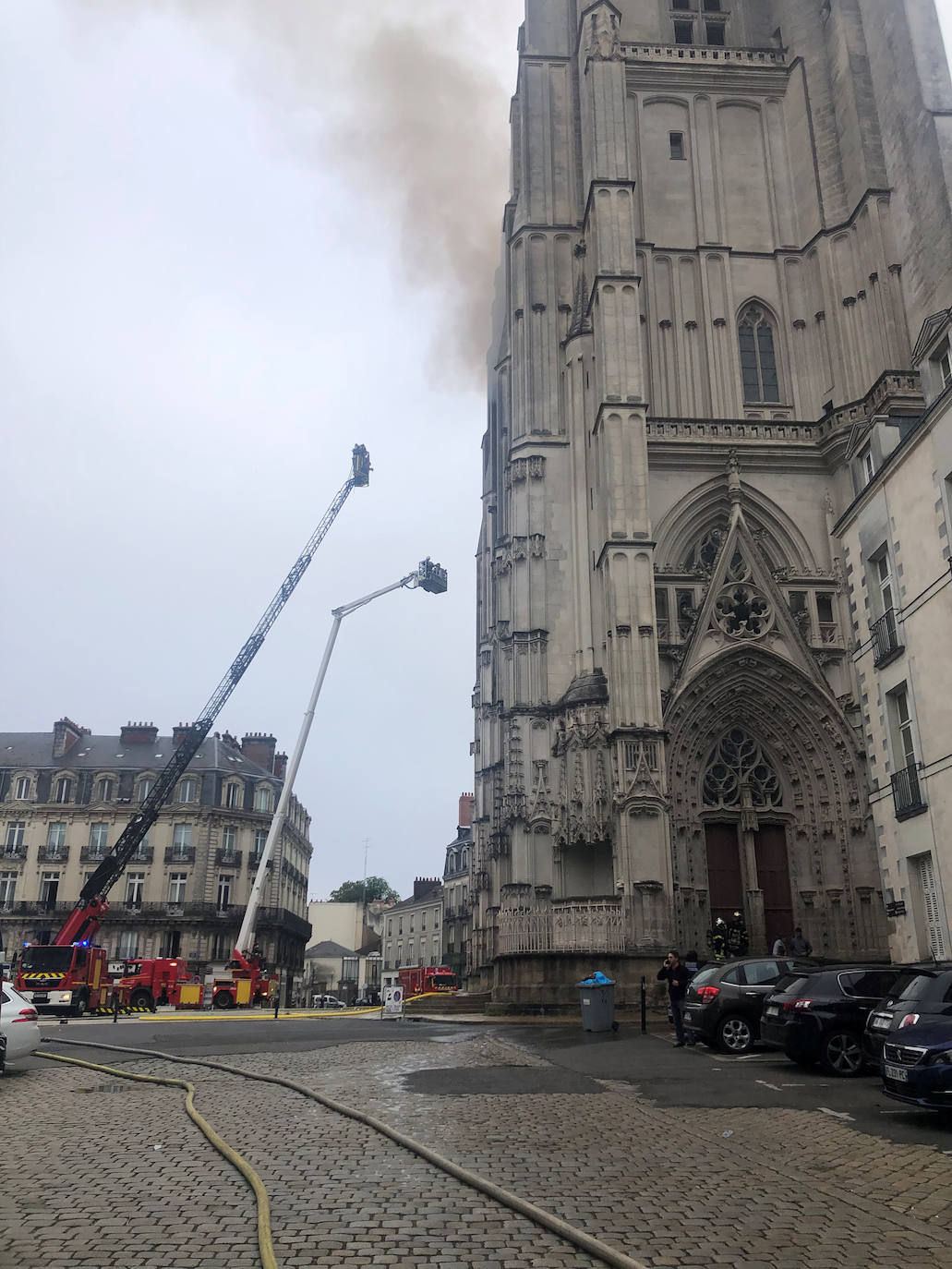 Decenas de bomberos trabajan para tratar de extinguir el fuego en la catedral de San Pedro y San Pablo, construida en el siglo XV