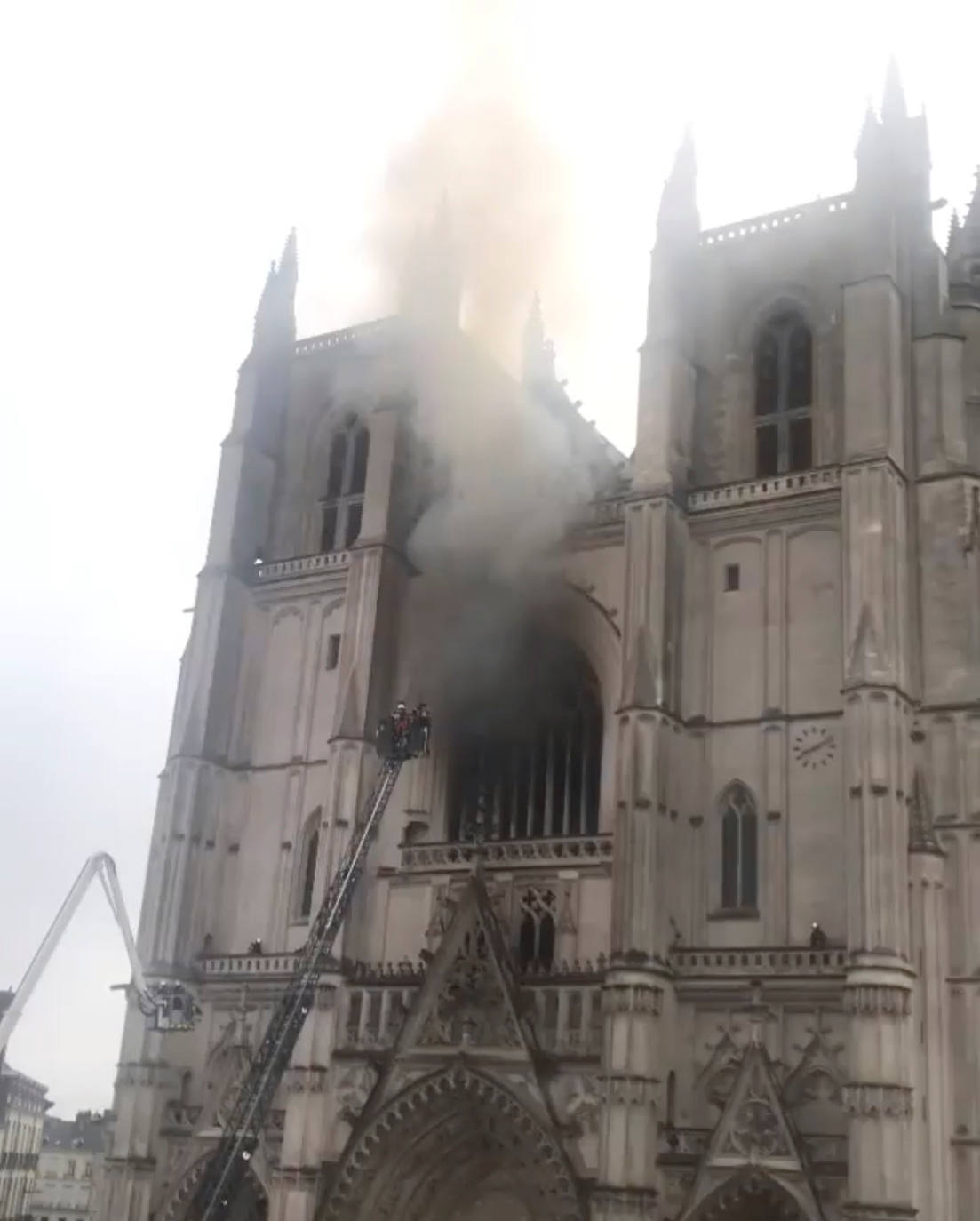 Decenas de bomberos trabajan para tratar de extinguir el fuego en la catedral de San Pedro y San Pablo, construida en el siglo XV