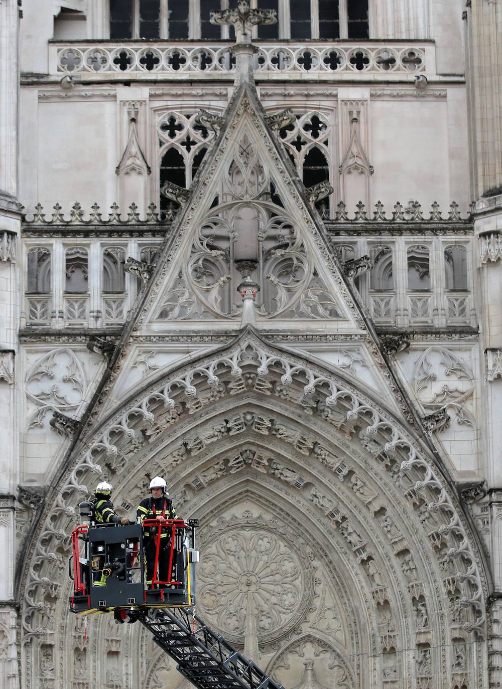 Decenas de bomberos trabajan para tratar de extinguir el fuego en la catedral de San Pedro y San Pablo, construida en el siglo XV