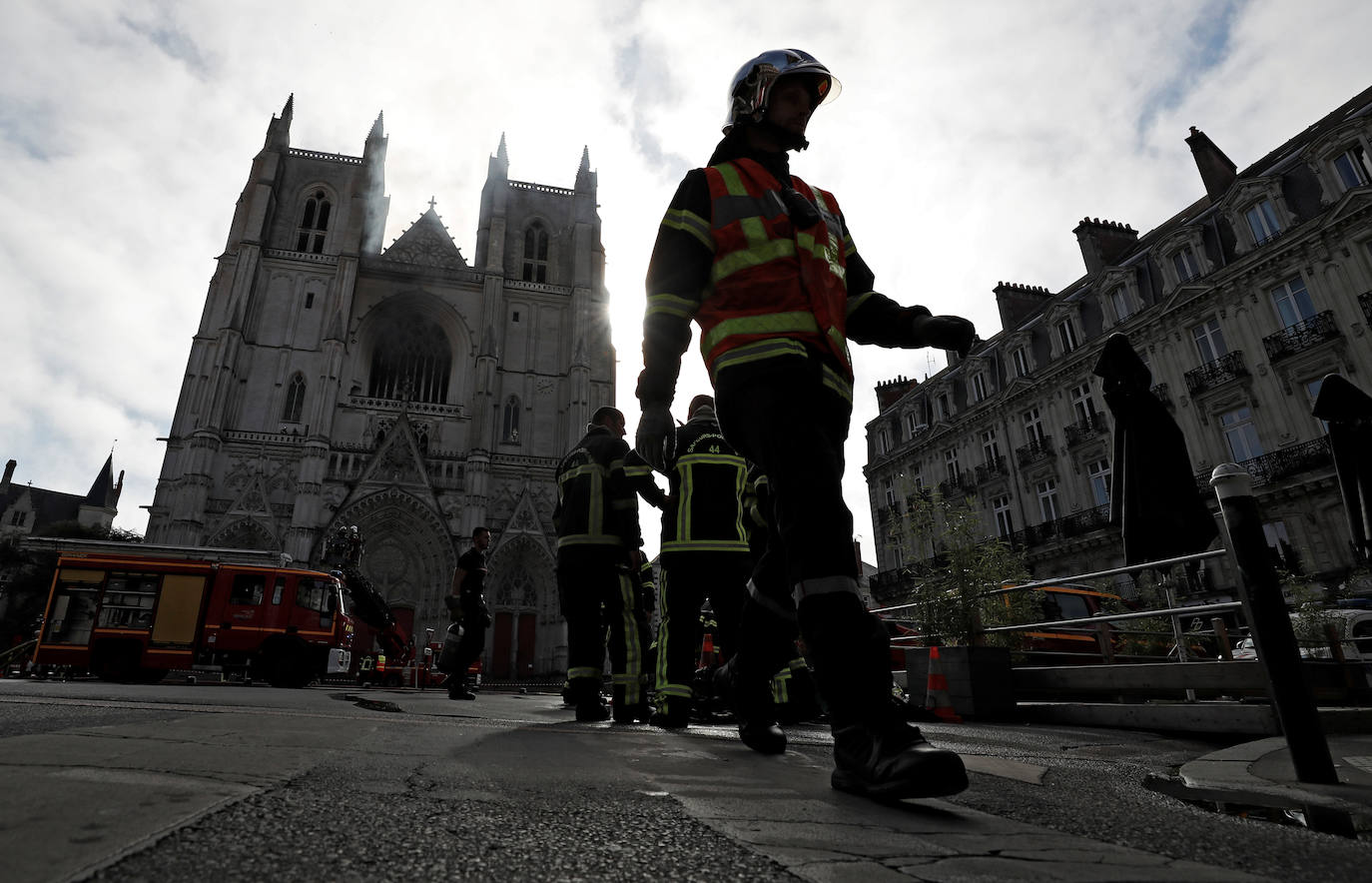 Decenas de bomberos trabajan para tratar de extinguir el fuego en la catedral de San Pedro y San Pablo, construida en el siglo XV