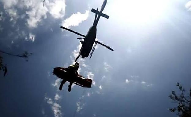 Suceso en Granada | Rescatan a una senderista herida grave al sufrir una caída cerca de Albuñuelas y a un acompañante que quiso ayudarla